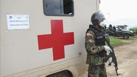 Un polic&iacute;a militar liberiano