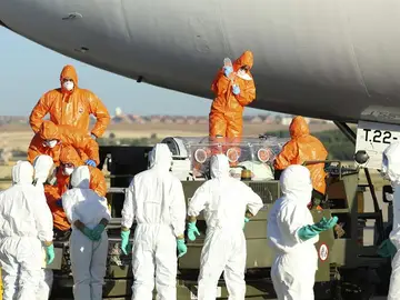 Miguel Pajares y la misionera Juliana Bohi en la base de Torrejón de Ardoz Miguel Pajares y la misionera Juliana Bohi en la base de Torrejón de Ardoz