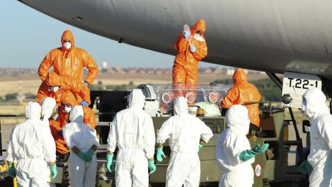Miguel Pajares y la misionera Juliana Bohi en la base de Torrej&oacute;n de Ardoz 