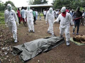 Médicos tratando casos de ébola en África