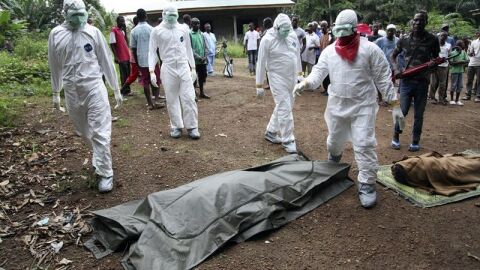 M&eacute;dicos tratando casos de &eacute;bola en &Aacute;frica
