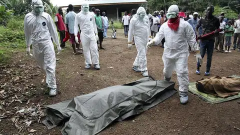 Médicos tratando casos de ébola en África Médicos tratando casos de ébola en África