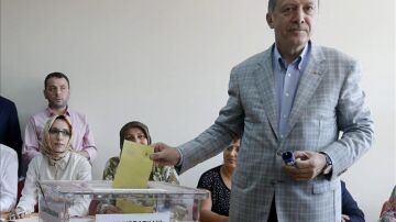Erdogan vota en las presidenciales en Turquía