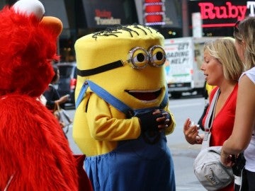 Dos personas disfrazadas en Times Square