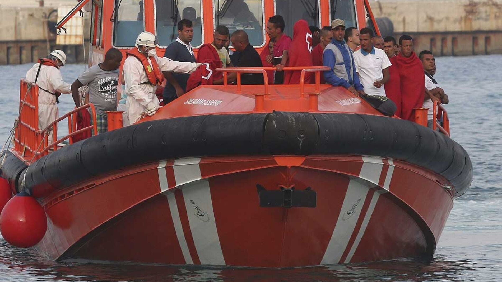 Inmigrantes rescatados en aguas de Almer&iacute;a