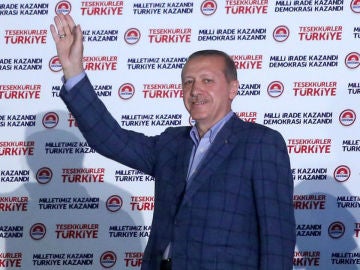 Erdogan saluda a sus seguidores en Ankara Erdogan saluda a sus seguidores en Ankara