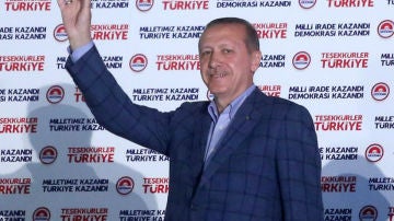 Erdogan saluda a sus seguidores en Ankara