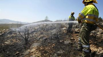 Una brigada de bomberos lucha por extinguir el incendio de Alcoy