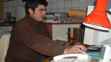 Entran a robar a su casa y les hace creer a sus hijas que era un juego