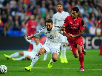 Carvajal protege un balón ante Vitolo