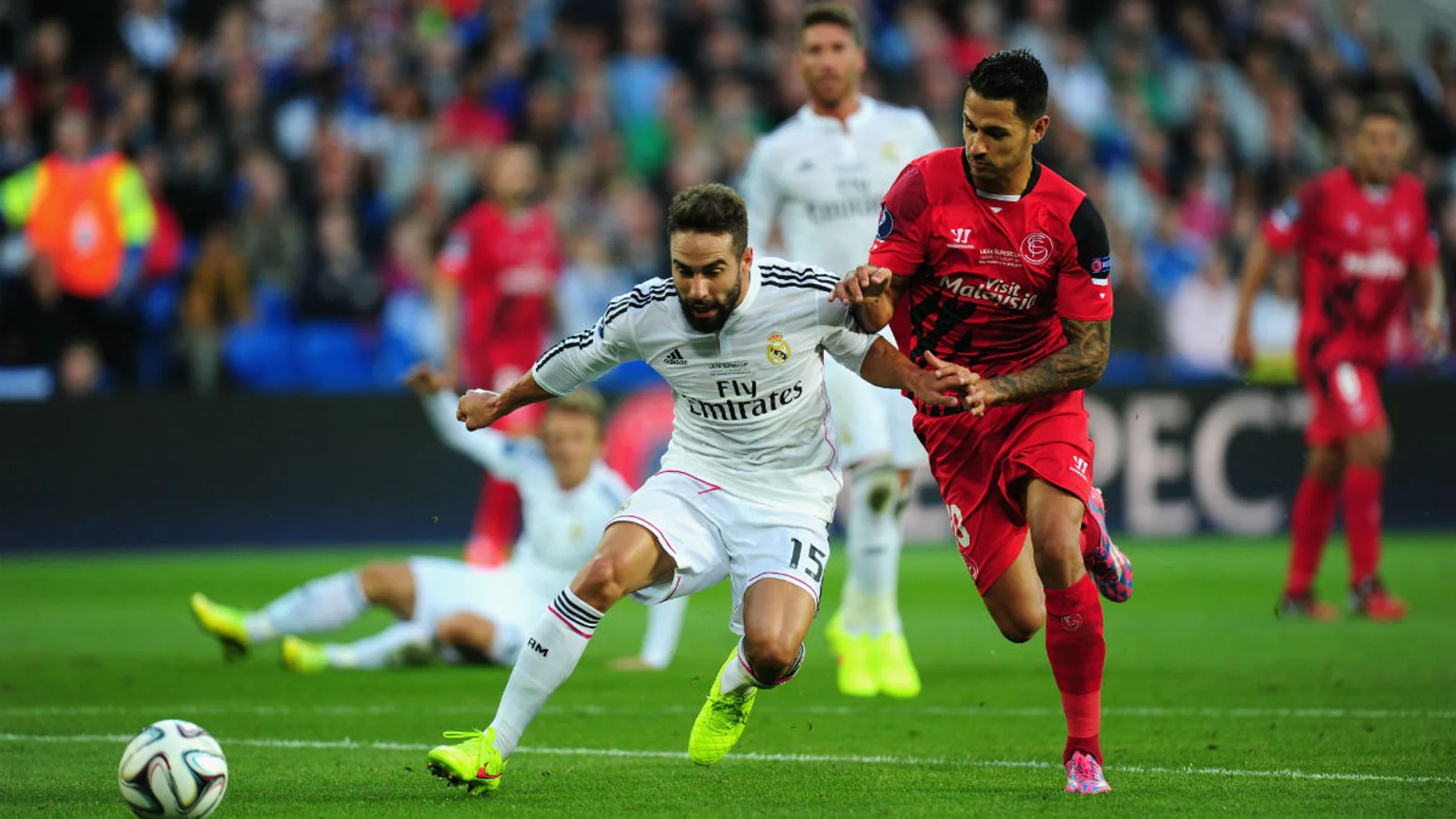 Carvajal protege un balón ante Vitolo Carvajal protege un balón ante Vitolo