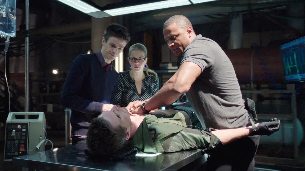 Barry Allen salva la vida a Oliver Queen