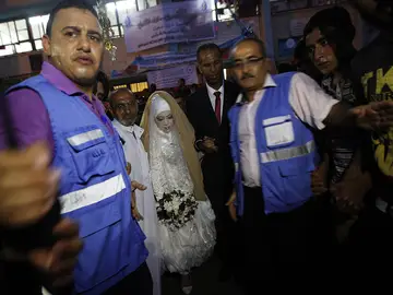 LLegada de los novios a la escuela de la ONU LLegada de los novios a la escuela de la ONU