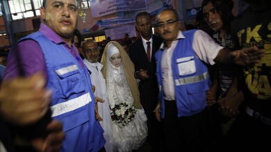 Una pareja de palestinos se casan en una escuela de refugiados de la ONU