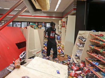 Un joven negro participa en el saqueo de una tienda en Misuri