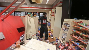 Un joven negro participa en el saqueo de una tienda en Misuri
