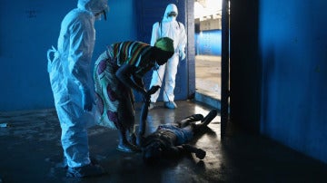 Una mujer trata de auxiliar a su marido en Liberia