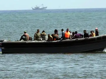 Una patera se acerca a la costa Una patera se acerca a la costa