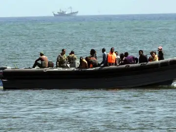 Una patera se acerca a la costa Una patera se acerca a la costa