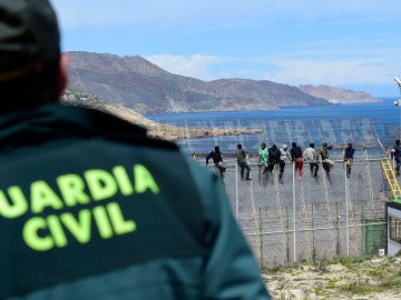 La Guardia Civil en la valla de Melilla