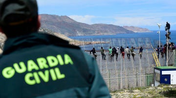 La Guardia Civil en la valla de Melilla
