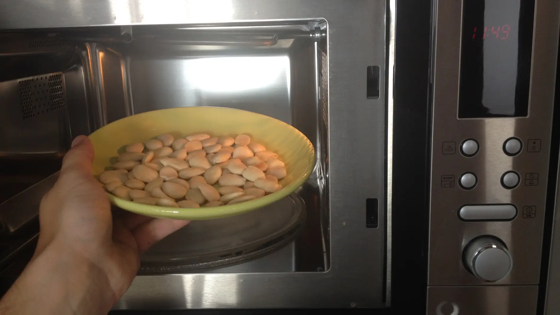 Ahí va un inocente plato de almendras crudas... a tostarse tocan.