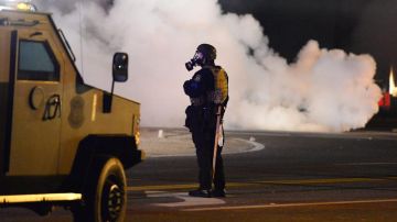 Granadas de aturdimiento y gas lacrimógeno en una nueva noche de violentas protestas en Ferguson