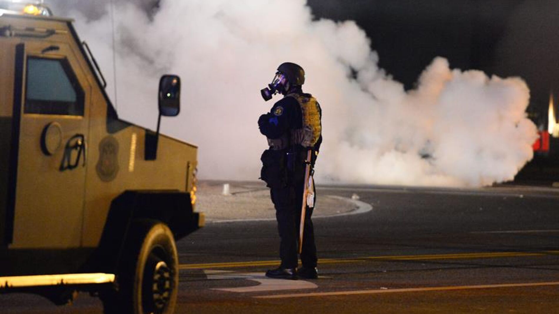 Granadas de aturdimiento y gas lacrim&oacute;geno en una nueva noche de violentas protestas en Ferguson