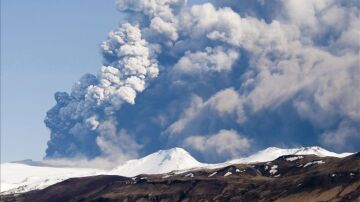 Completan la evacuación de turistas en la zona próxima a un volcán islandés por seísmo