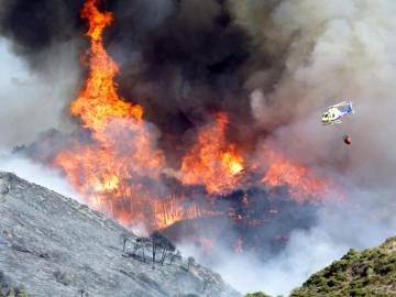 Labores de extinción del incendio forestal cerca de Sierra Nevada