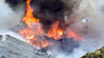 Labores de extinción del incendio forestal cerca de Sierra Nevada