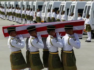 Reciben en Malasia 20 de los 43 cuerpos del avión derribado en el este de Ucrania Reciben en Malasia 20 de los 43 cuerpos del avión derribado en el este de Ucrania