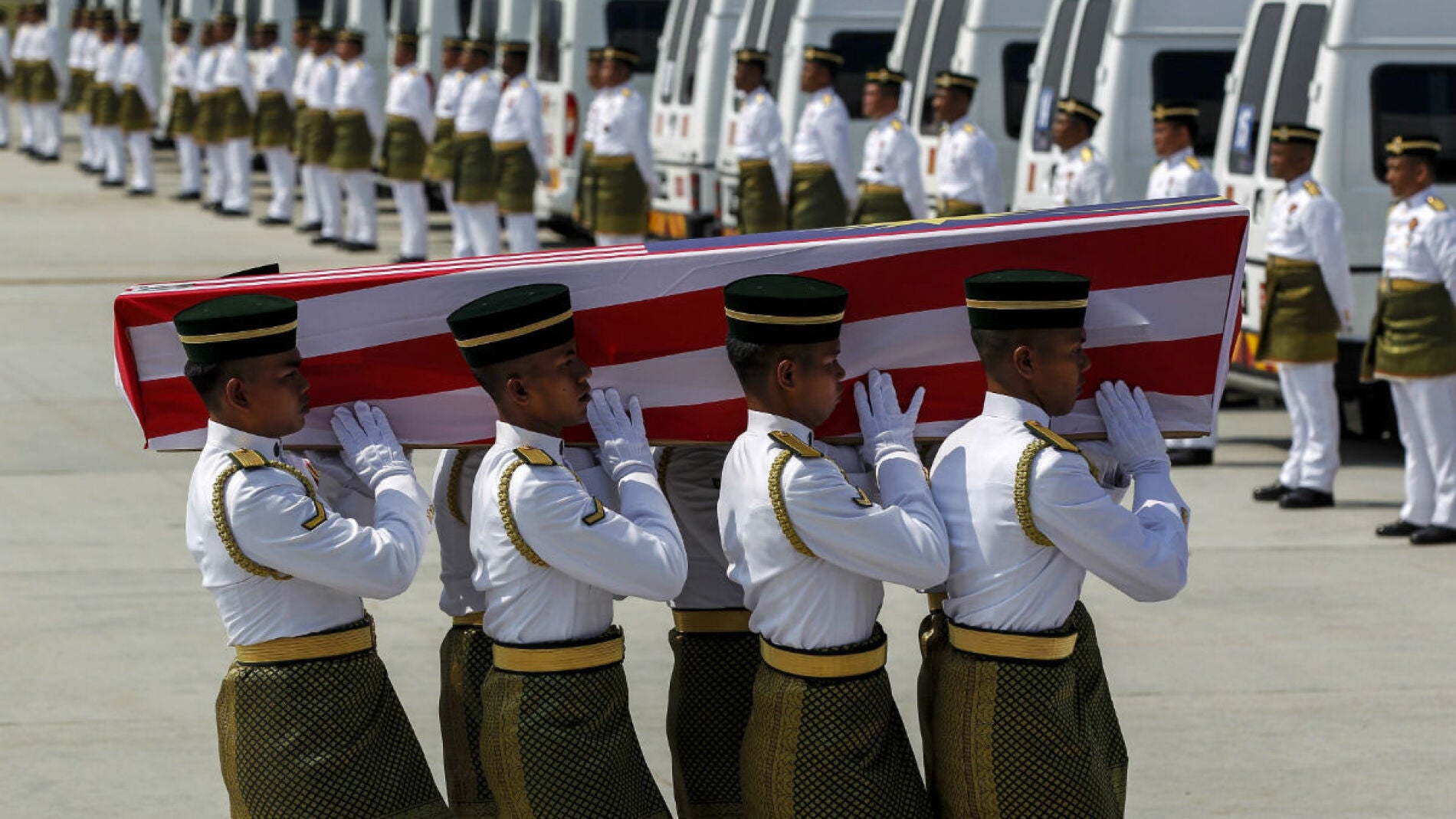 Reciben en Malasia 20 de los 43 cuerpos del avi&oacute;n derribado en el este de Ucrania