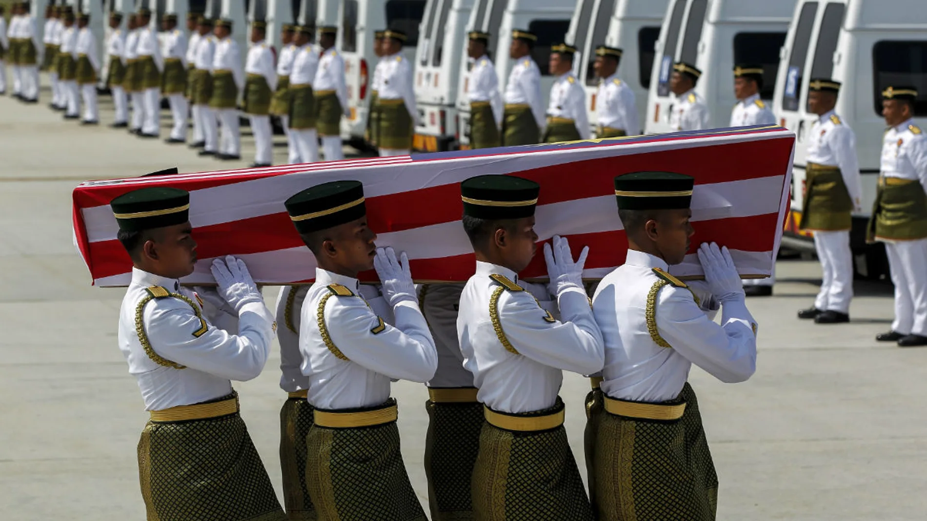 Reciben en Malasia 20 de los 43 cuerpos del avión derribado en el este de Ucrania Reciben en Malasia 20 de los 43 cuerpos del avión derribado en el este de Ucrania