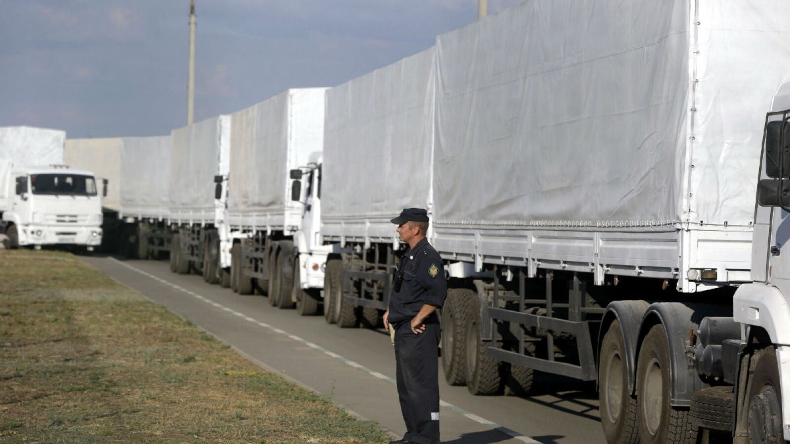 Los camiones rusos de ayuda humanitaria cruzan la frontera de Ucrania sin autorización de Kiev