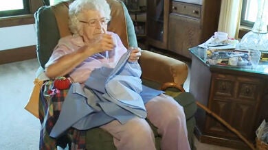 Una anciana de 99 años cose un vestido cada día para los niños necesitados de África