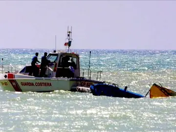 Rescatados los cadáveres de 20 inmigrantes del barco hundido frente a las costas de Libia Rescatados los cadáveres de 20 inmigrantes del barco hundido frente a las costas de Libia