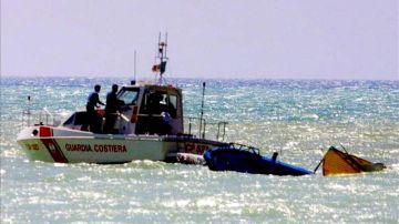 Rescatados los cadáveres de 20 inmigrantes del barco hundido frente a las costas de Libia