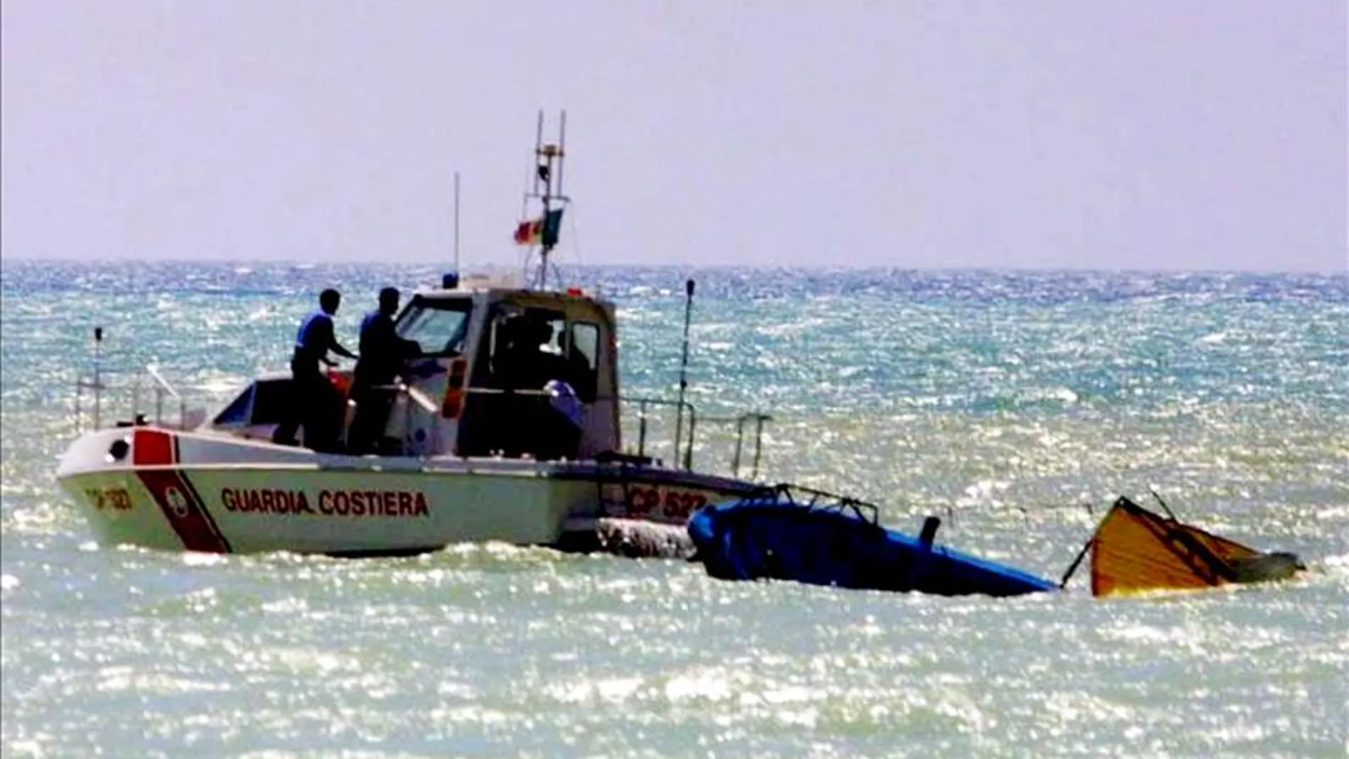 Rescatados los cadáveres de 20 inmigrantes del barco hundido frente a las costas de Libia Rescatados los cadáveres de 20 inmigrantes del barco hundido frente a las costas de Libia