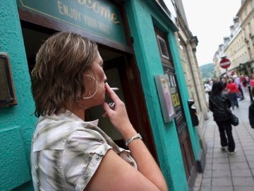 Una mujer fuma un cigarrillo en Somerset, Inglaterra