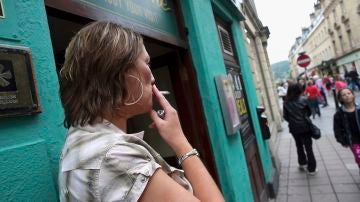 Una mujer fuma un cigarrillo en Somerset, Inglaterra
