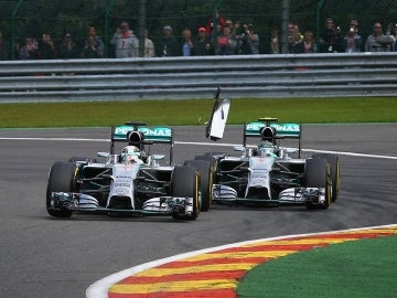 Toque entre Nico Rosberg y Lewis Hamilton en la primera vuelta de Spa