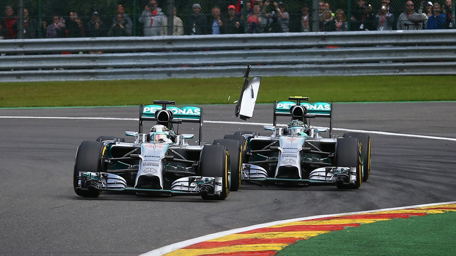 Toque entre Nico Rosberg y Lewis Hamilton en la primera vuelta de Spa