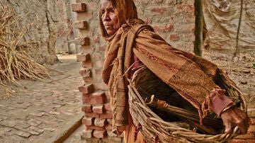 Una mujer limpia excrementos humanos de sanitarios secos en Kasela