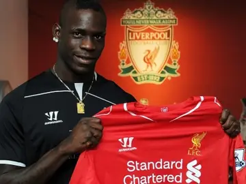 Balotelli, con la camiseta del Liverpool Balotelli, con la camiseta del Liverpool
