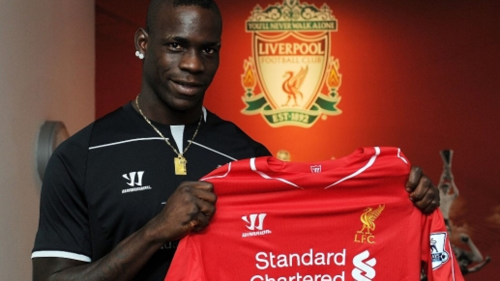 Balotelli, con la camiseta del Liverpool