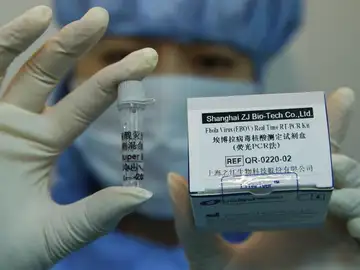 Un empleado muestra el Kit del virus Ébola Un empleado muestra el Kit del virus Ébola