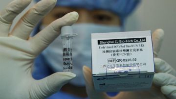 Un empleado muestra el Kit del virus Ébola