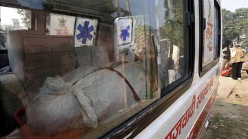 Una de las víctimas de una estampida permanece en el interior de una ambulancia