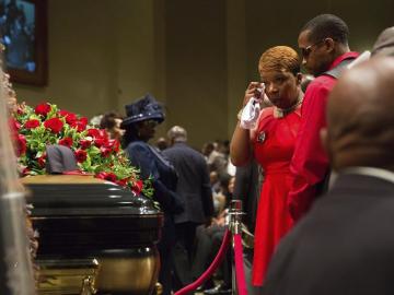 Los familiares del afroamericano Michael Brown asisten a su funeral Los familiares del afroamericano Michael Brown asisten a su funeral